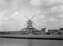 834983 Gezicht op de houtzaagmolen De Herder te Leiden.